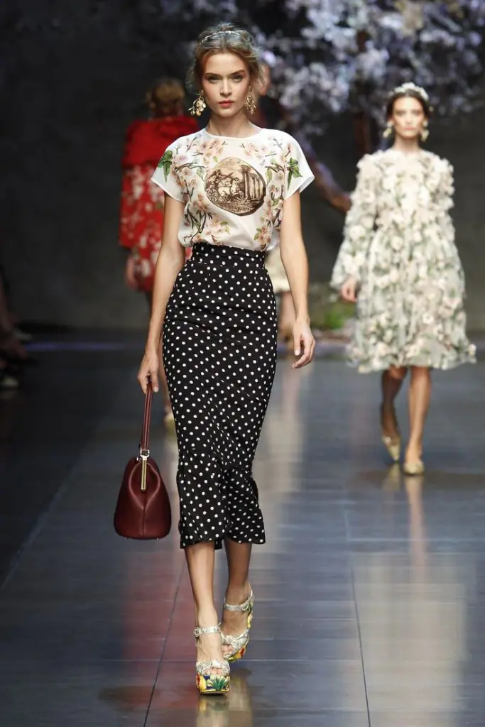 chan-vay-duoi-ca-mac-voi-ao-gi-dolce-gabbana-ss24