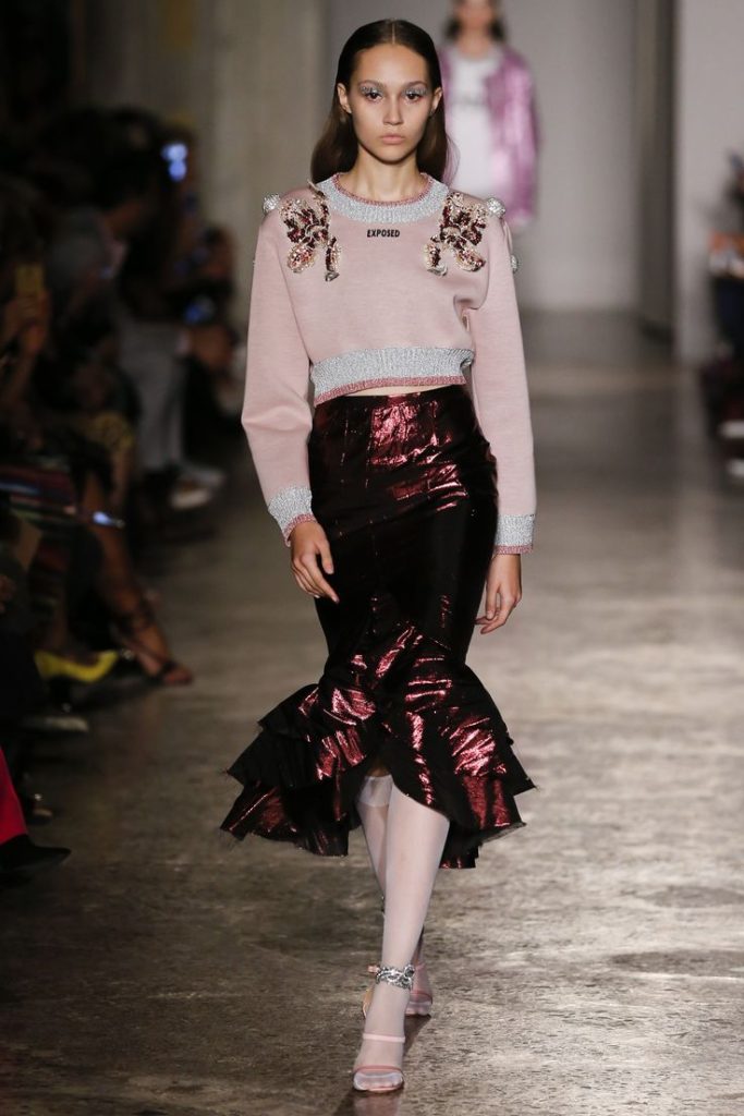chan-vay-duoi-ca-runway