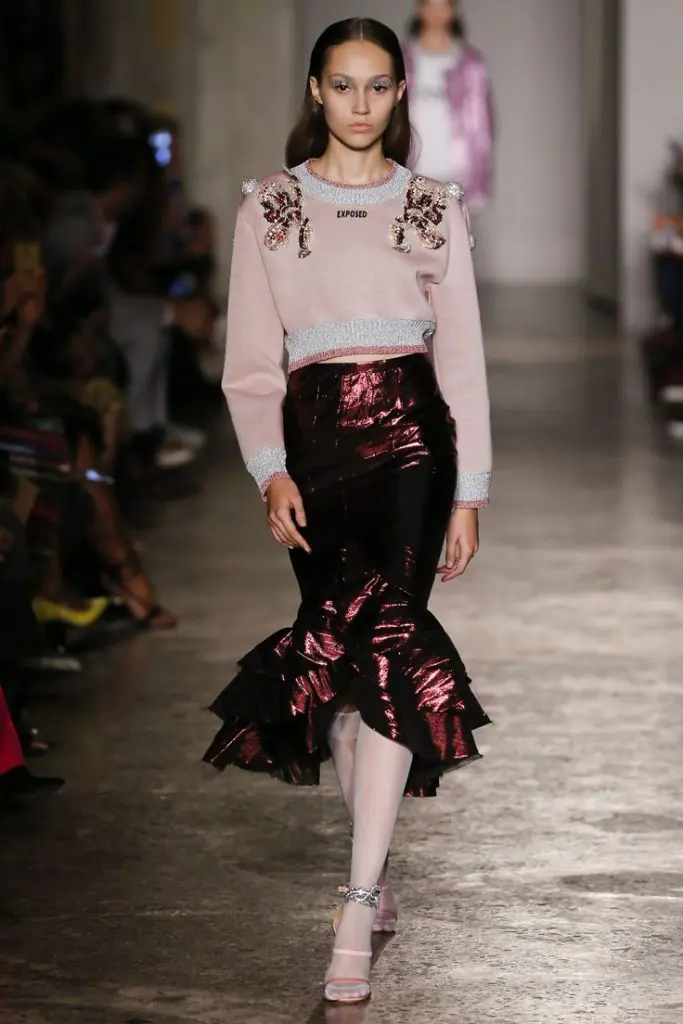 chan-vay-duoi-ca-runway