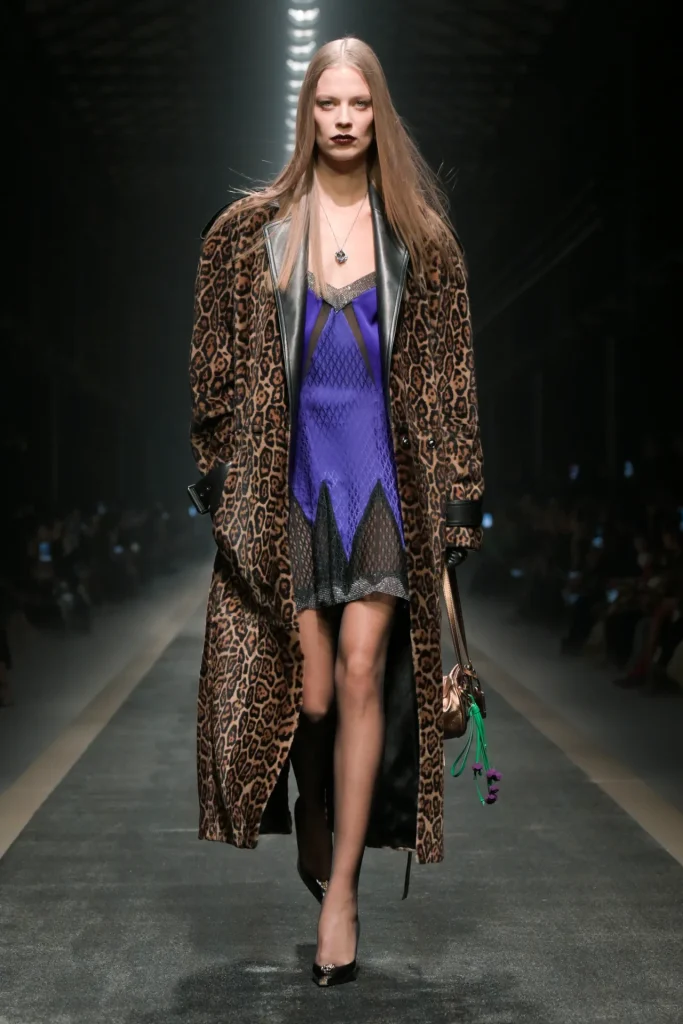 hoa-tiet-da-bao-bst-versace-thu-dong-2025-1