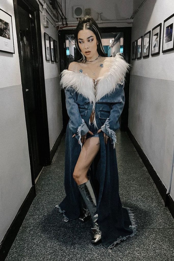 phong-cach-nhat-ban-nu-rina-sawayama-coachella