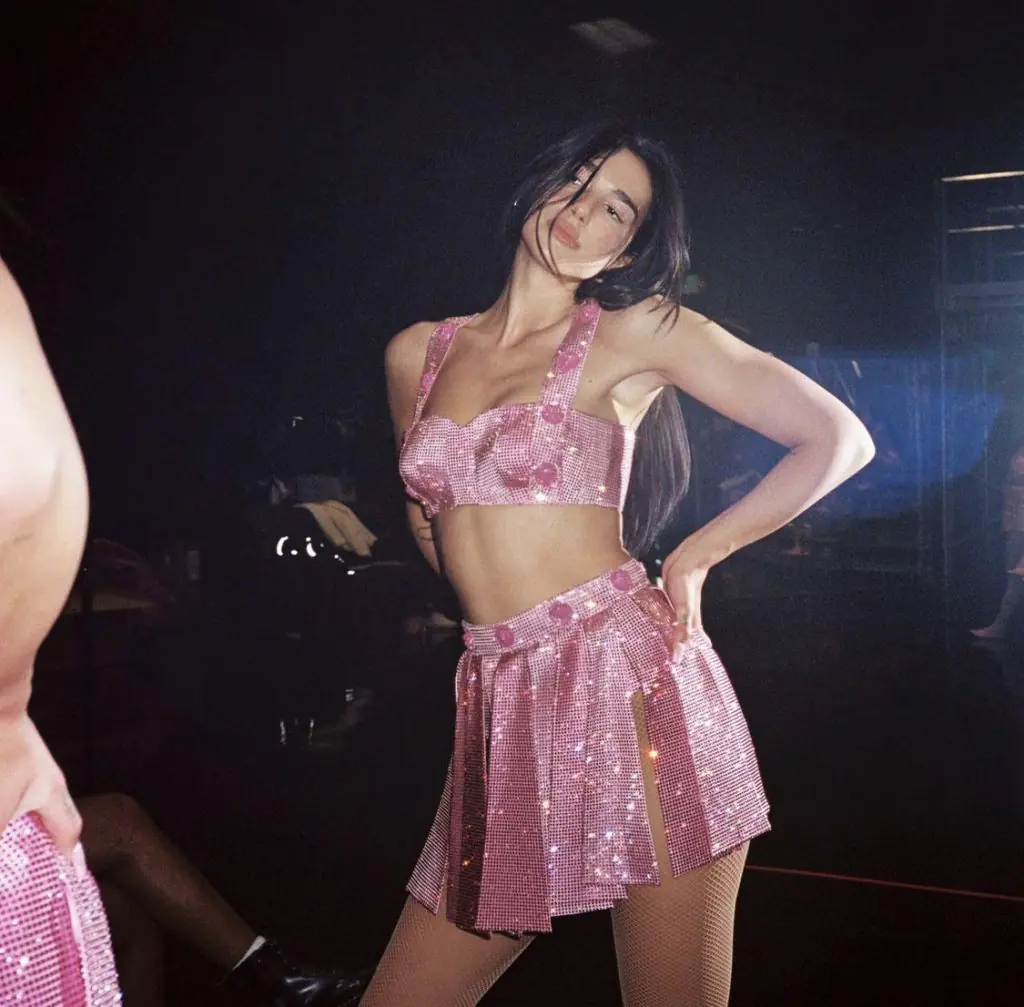 phong-cach-y2k-dua-lipa-3