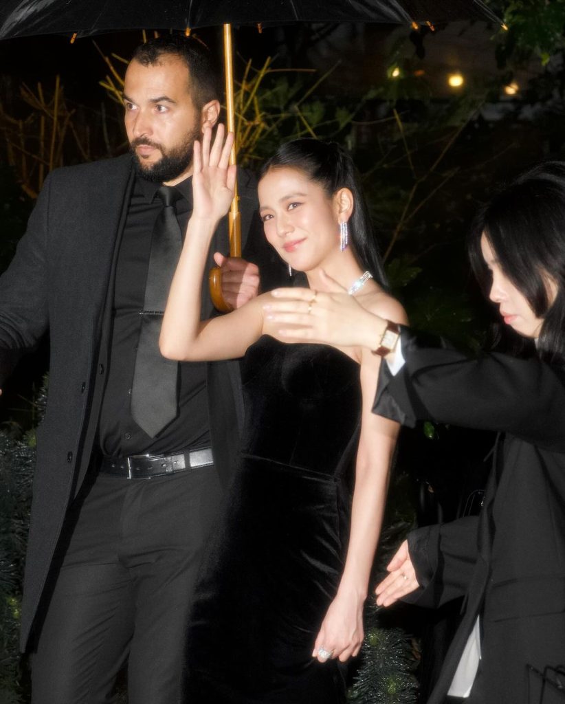vay-den-du-tiec-jisoo