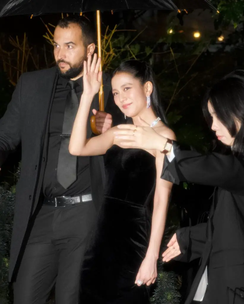 vay-den-du-tiec-jisoo