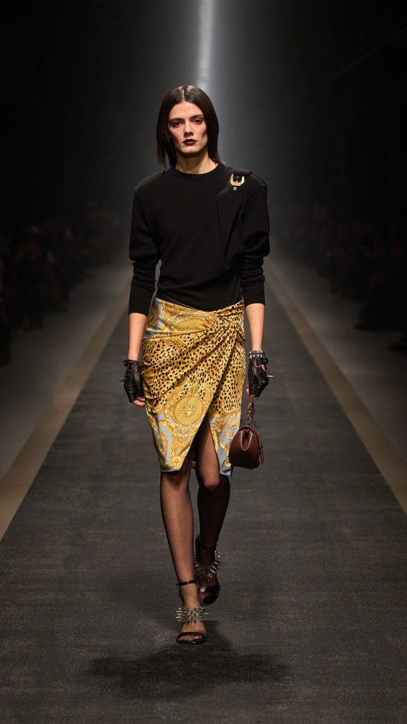 vay-xe-ta-versace-fw25-runway