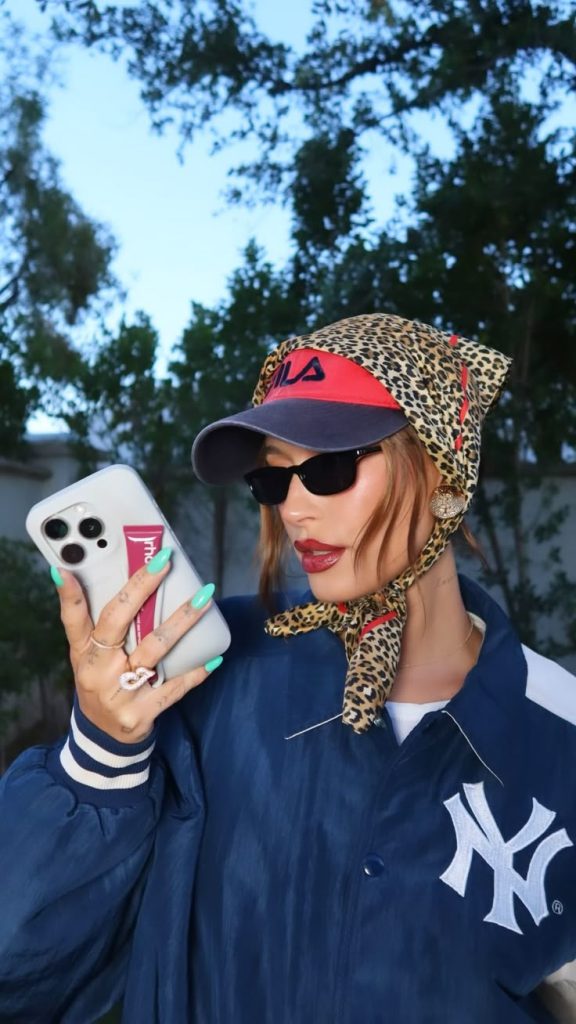 cach-phoi-do-voi-mu-luoi-trai-nu-hailey-bieber-3