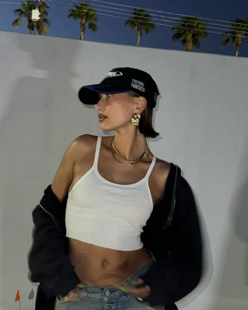 cach-phoi-do-voi-mu-luoi-trai-nu-hailey-bieber-minimalism