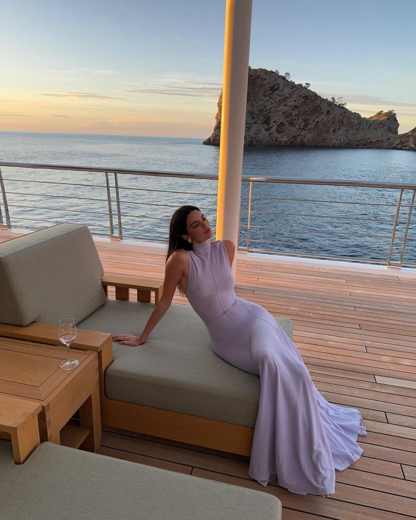 Kendall Jenner đầm maxi đi biển