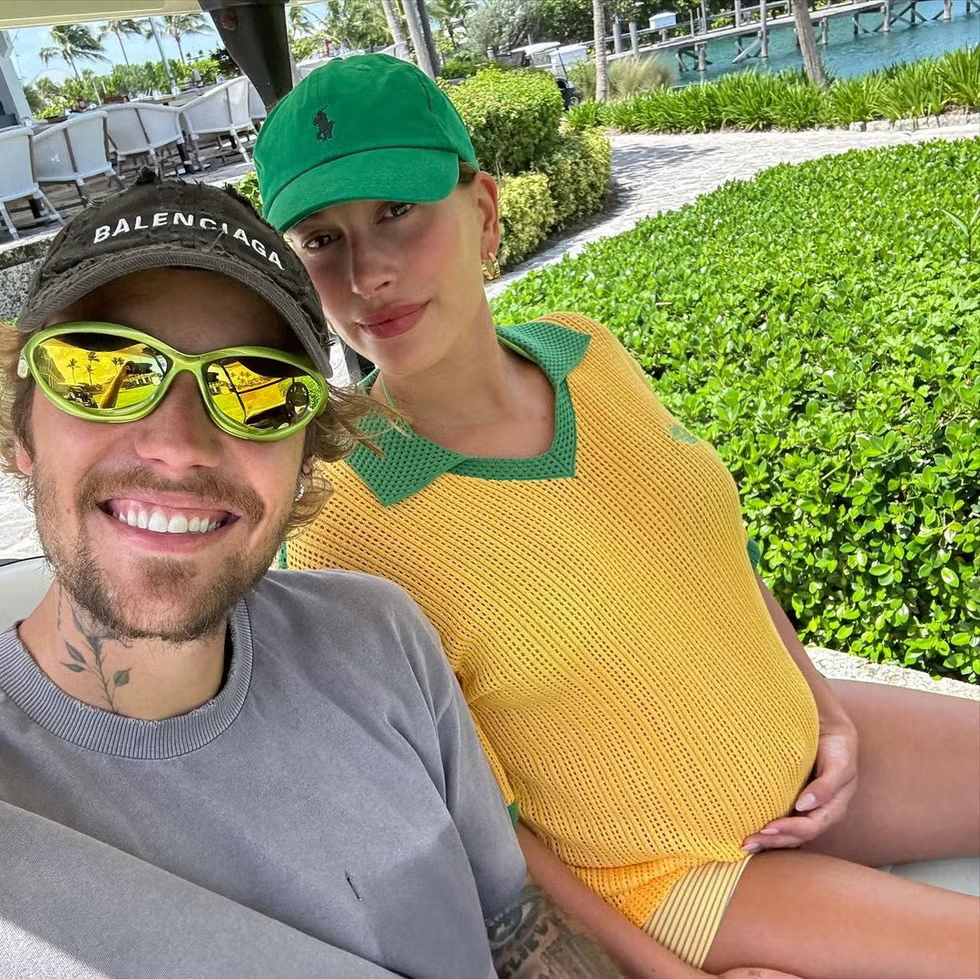 Hailey Bieber Justin Bieber diện thiết kế trên nền chất liệu high-end từ Polo Ralph Lauren để tối đa sự thoải mái trong những tháng cuối thai kỳ. Đồ high-end là gì, prl