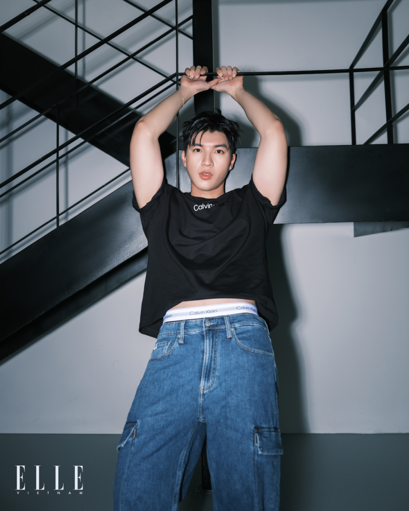 HIEUTHUHAI đầy sức hút nam tính trong các thiết kế Calvin Klein. Ảnh: ELLE