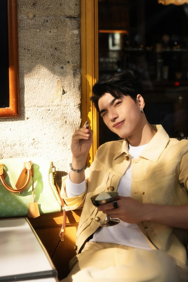 HIEUTHUHAI khẳng định "trình" thời trang đẳng cấp cùng các thiết kế luxury từ Louis Vuiton tại Paris. Ảnh: Instagram @hieuthuhai