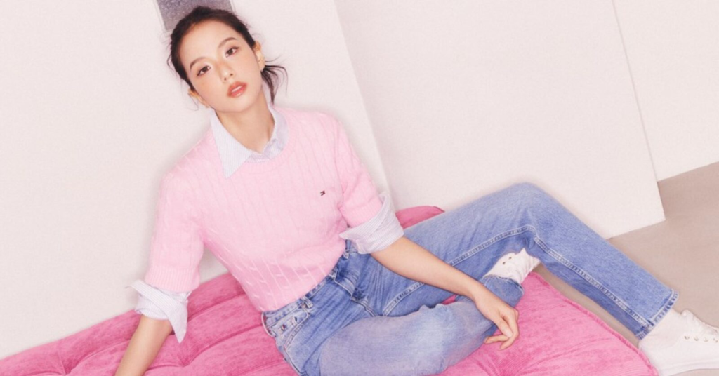 JISOO mặc những bộ trang phục đậm chất preppy cổ điển của nhà Tommy Hilfiger. Ảnh: Courtesy of Tommy Hilfiger, đồ high-end là gì