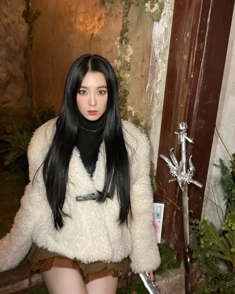 Irene (Red Velvet) áo khoác lông ngắn