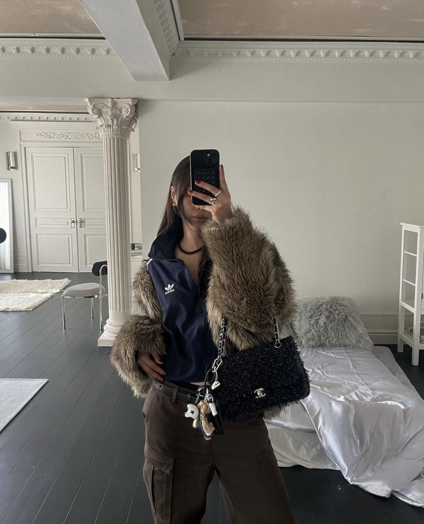 Cách phối áo khoác lông Ảnh: @babysoo_