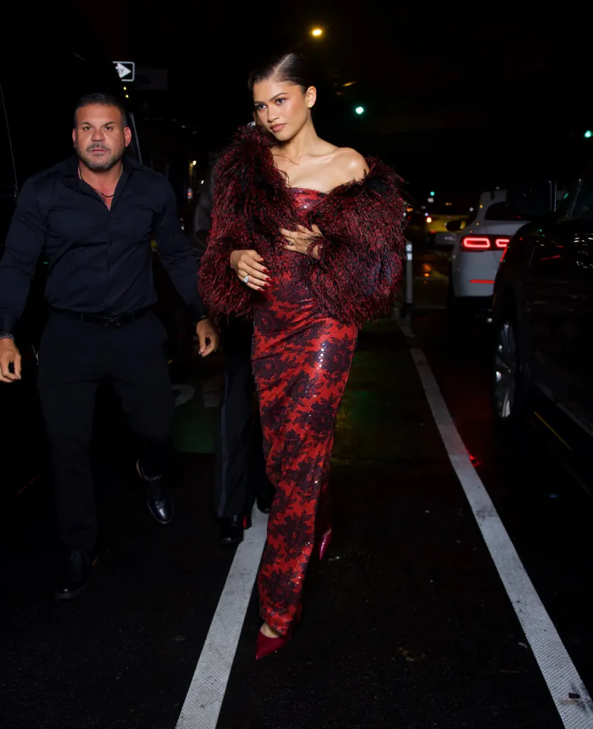 Zendaya "bùng nổ" vẻ quyến rũ trong thiết đầm Louis Vuiton được "đo ni đống giày" bởi Pharrell Williams. Ảnh: VOGUE. Đầm dạ hội đẹp ACFC