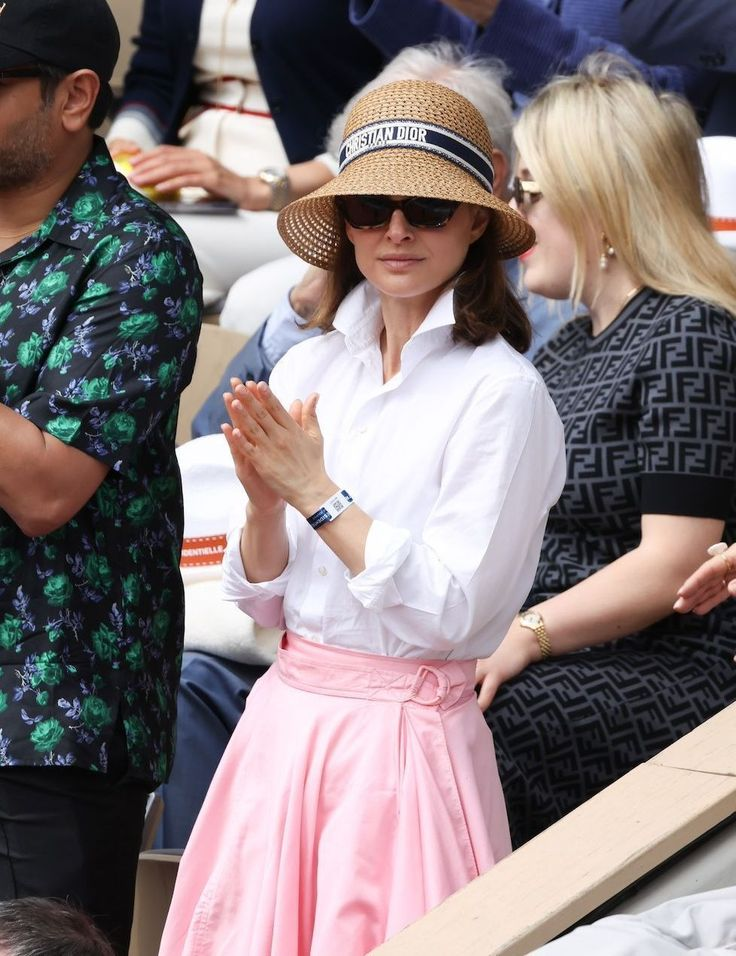 Natalie Portman cùng chiếc mũ Christian Dior biểu tượng khi tham dự giải quần vợt tại sân vận động Roland Garros ở Paris. Ảnh: ELLE