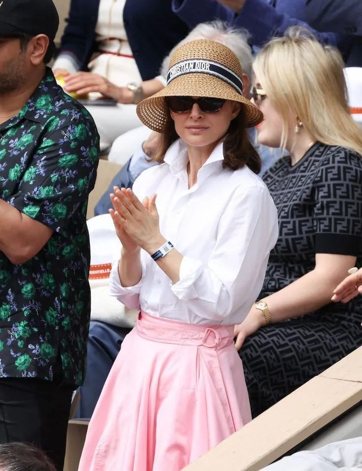 Natalie Portman cùng chiếc mũ Christian Dior biểu tượng khi tham dự giải quần vợt tại sân vận động Roland Garros ở Paris. Ảnh: ELLE