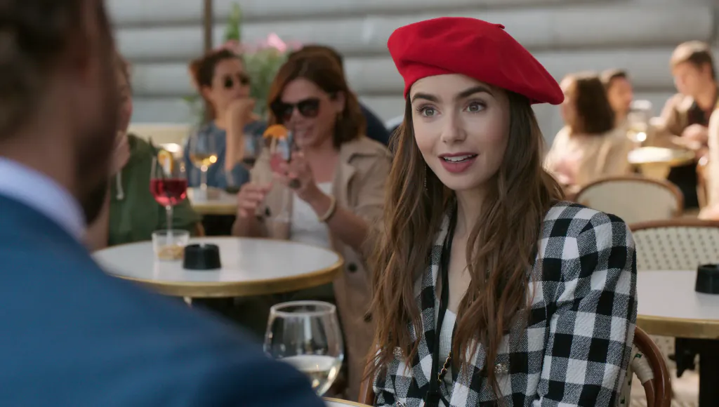 Diện mạo đậm chất nàng thơ Pháp của Lily Collins với chiếc mũ beret trong phim Emily in Paris.
Ảnh: Phim "Emily in Paris"