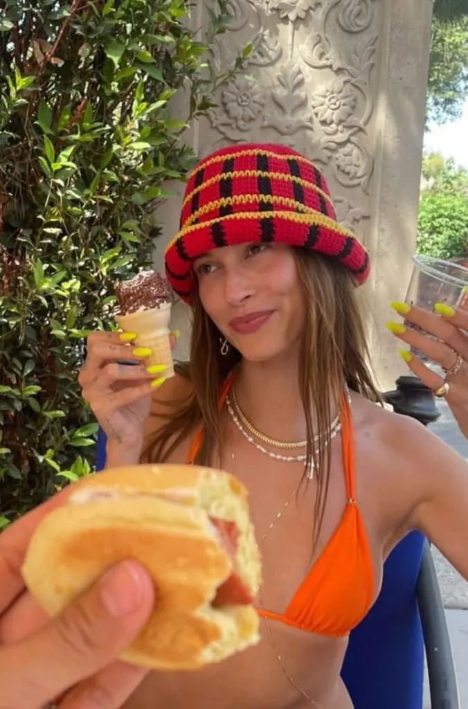Hailey Bieber - Mặt vuông đội mũ gì để “hack” dáng chuẩn fashionista?