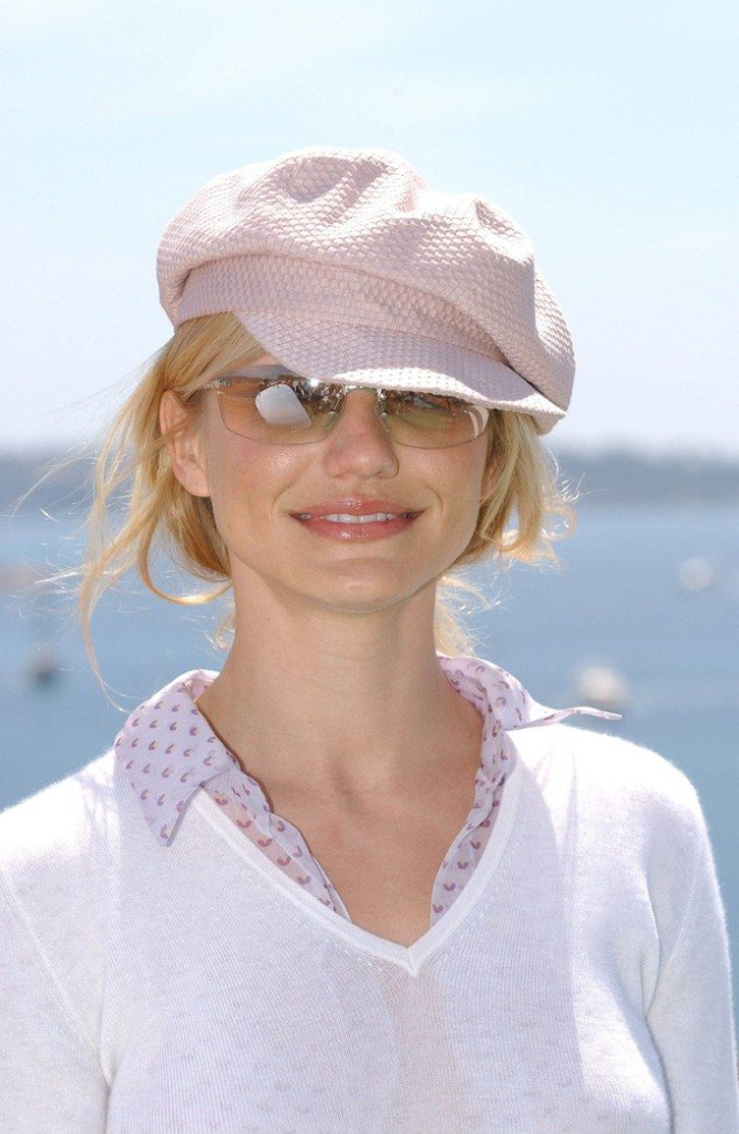 Paris Hilton kiêu kỳ với thiết kế mũ nồi đội lệch chuẩn phong cách Parisian. Ảnh: Getty Images - Mặt vuông đội mũ gì để “hack” dáng chuẩn fashionista?