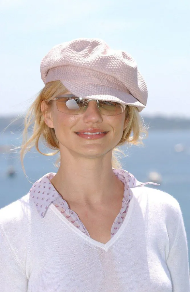 Paris Hilton kiêu kỳ với thiết kế mũ nồi đội lệch chuẩn phong cách Parisian. Ảnh: Getty Images - Mặt vuông đội mũ gì để “hack” dáng chuẩn fashionista?