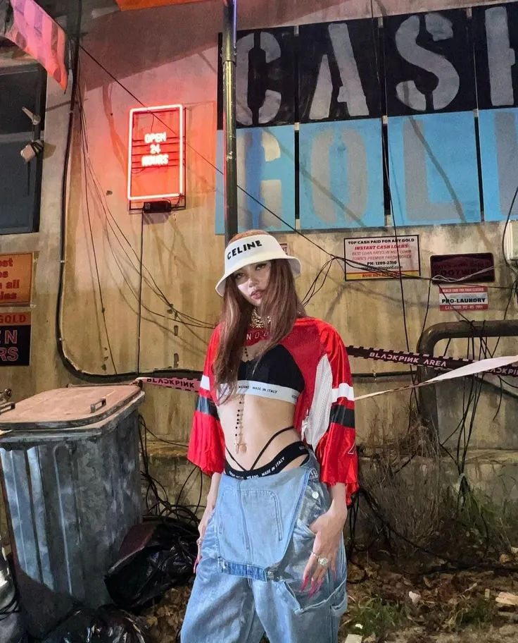 Ảnh: Instagram @lalalalisa_m LISA BLACKPINK - Mặt vuông đội mũ gì