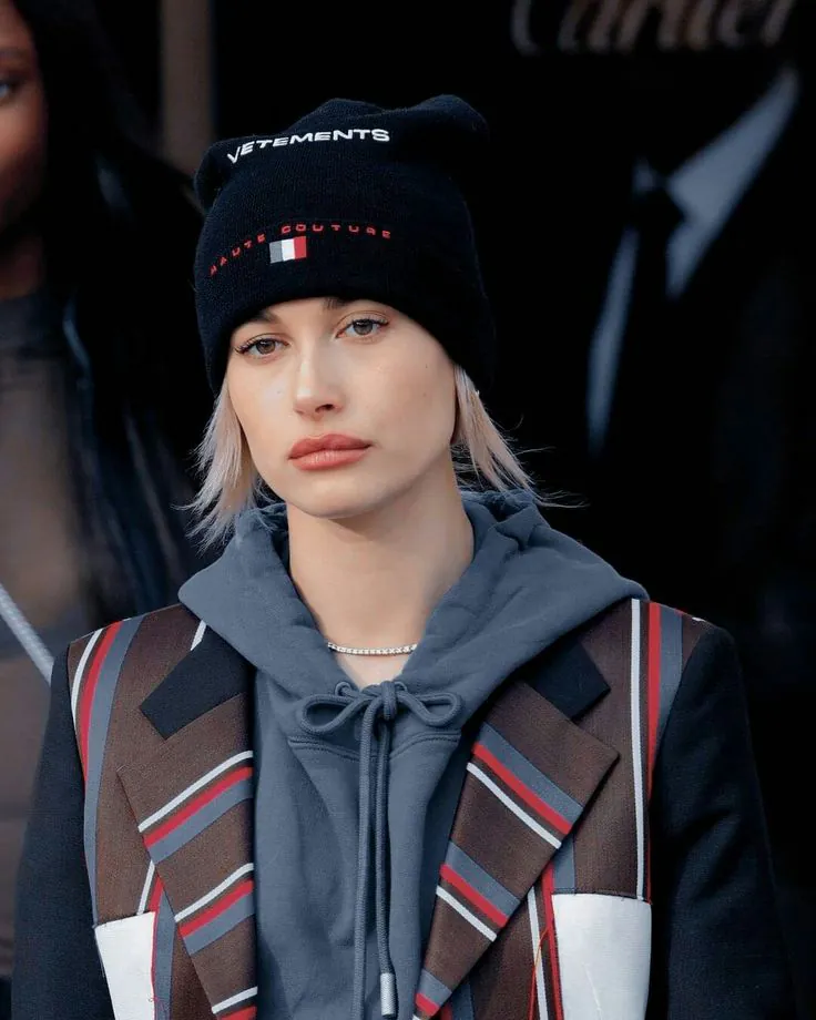 Hailey Bieber năng động và cá tính với thiết kế mũ benie. Ảnh: Getty Images