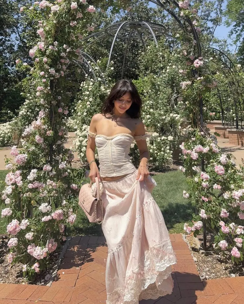 phong-cach-cottagecore-vay-maxi-1