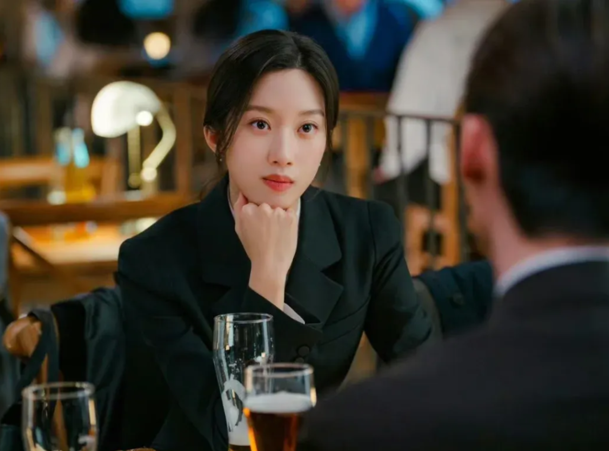 Moon Ga Young hóa nàng công sở thanh lịch trong “Law and the City” nhờ cách phối áo vest blazer nữ tinh tế