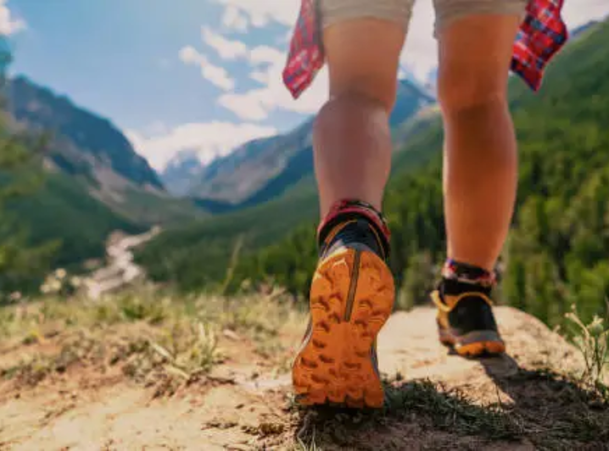 Trekking là gì? Gợi ý giày đi bộ nữ đẹp, êm chân
