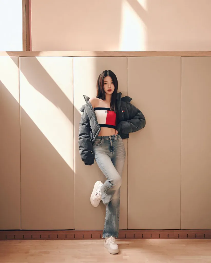 Nữ thần tượng Wonyoung trong thiết kế trẻ trung, quyến rũ của Tommy Hilfiger.
Ảnh: Instagram @for_everyoung10 - Bật mí công thức diện các kiểu áo croptop mới nhất để nàng lên đồ cực “cháy”