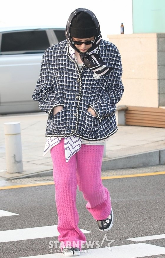 GDRAGON - Áo thun basic và quần họa tiết/ quần sáng màu: phá cách với unisex họa tiết