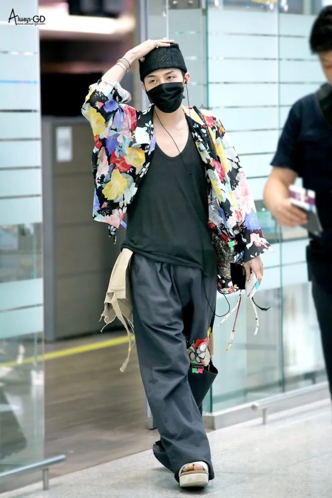 GDRAGON - Áo thun basic và quần họa tiết/ quần sáng màu: phá cách với unisex họa tiết