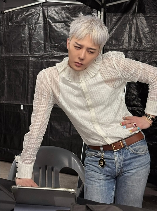 GDRAGON - Áo sơ mi cách điệu phối quần ống đứng: tối giản nhưng cuốn hút