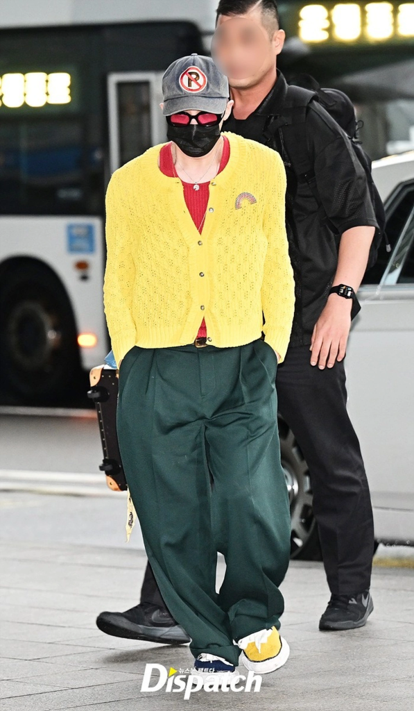 Xuất hiện tại sân bay Incheon (Hàn Quốc) trong chuyến hành trình đến Việt Nam, G-Dragon diện trang phục đỏ vàng, phối với các phụ kiện sành điệu, nhận được nhiều lời khen từ người hâm mộ Việt. Ảnh: Dispatch