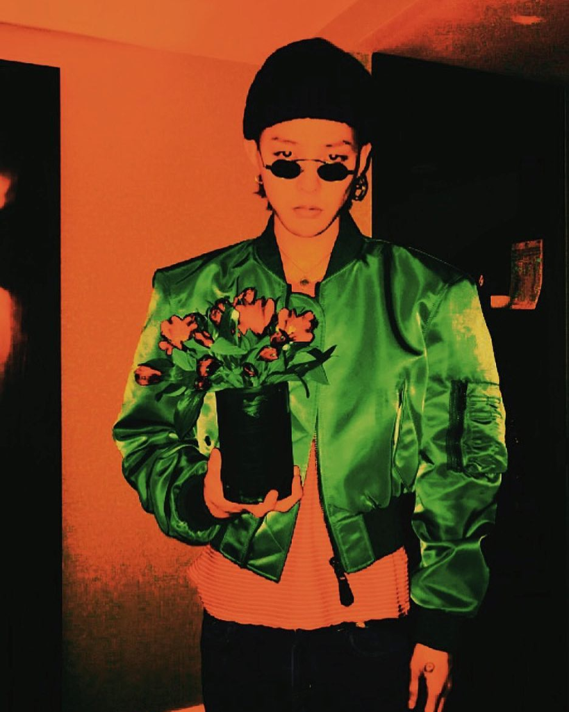 GDRAGON - Áo khoác bomber và quần jeans: chuẩn street style unisex