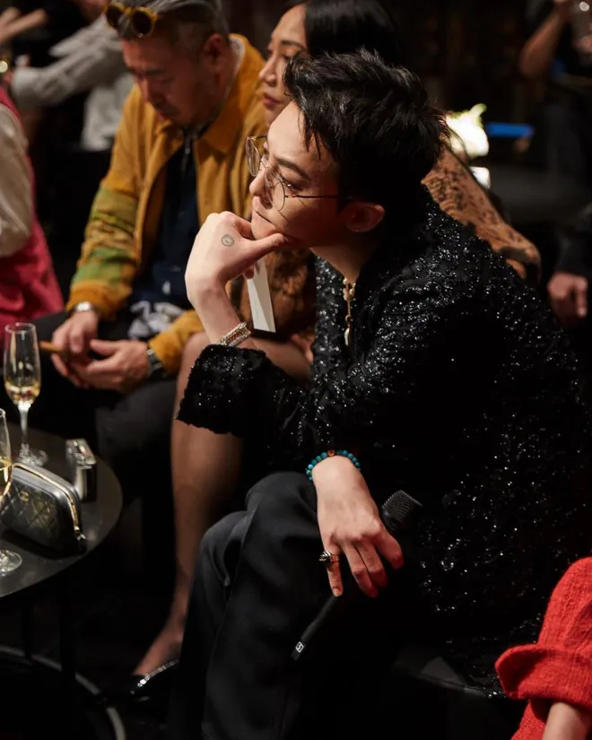 GDRAGON - Áo khoác tweed và quần ống suông: unisex street style sang trọng