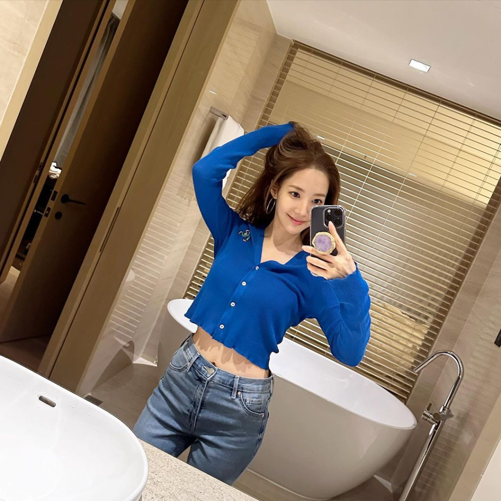 Park Min Young. Ảnh: Instagram @rachel_mypark - Bật mí công thức diện các kiểu áo croptop mới nhất để nàng lên đồ cực “cháy”