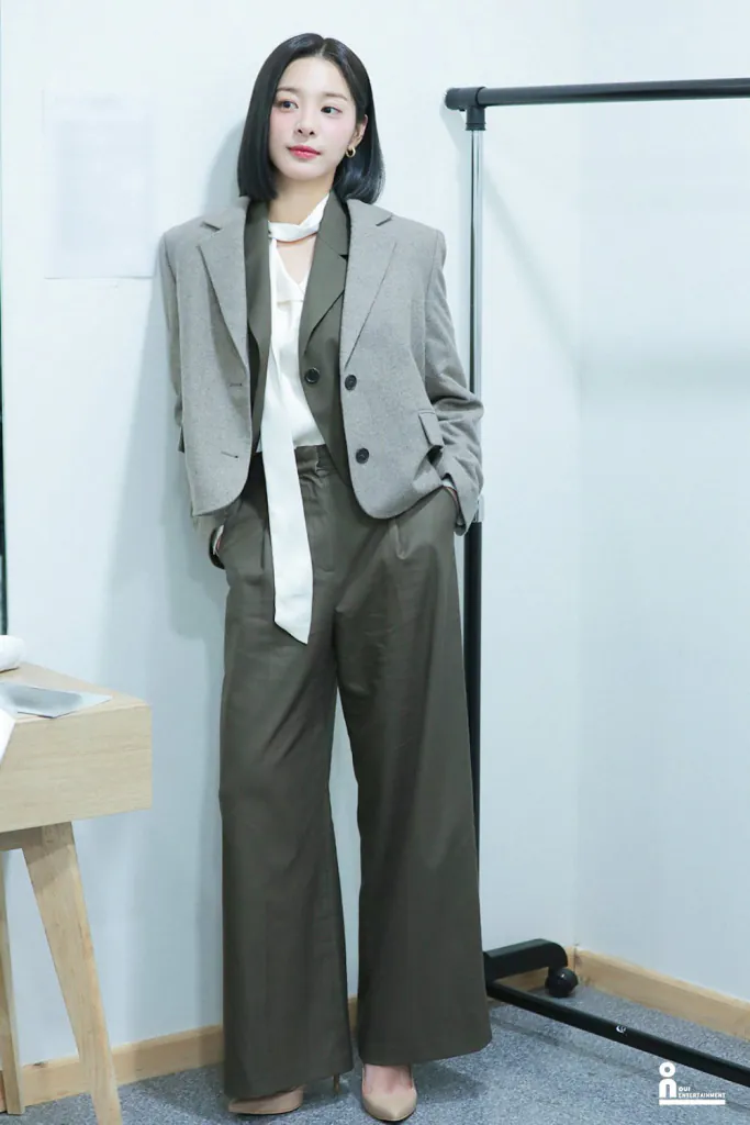 Seol In Ah – Business Proposal: Áo vest nữ oversized, phá cách nhưng vẫn thanh lịch