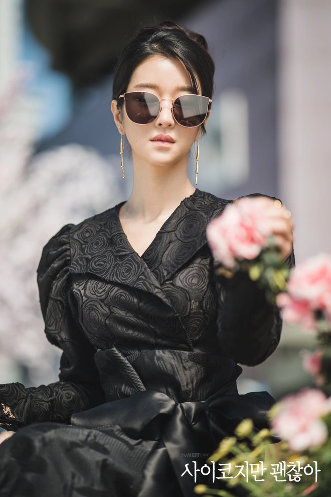 Mẫu đầm dáng vest tay phồng đầy khí chất "Girlboss" của Seo Ye Ji trong phim Điên Thì Có Sao. Ảnh: Phim Điên Thì Có Sao