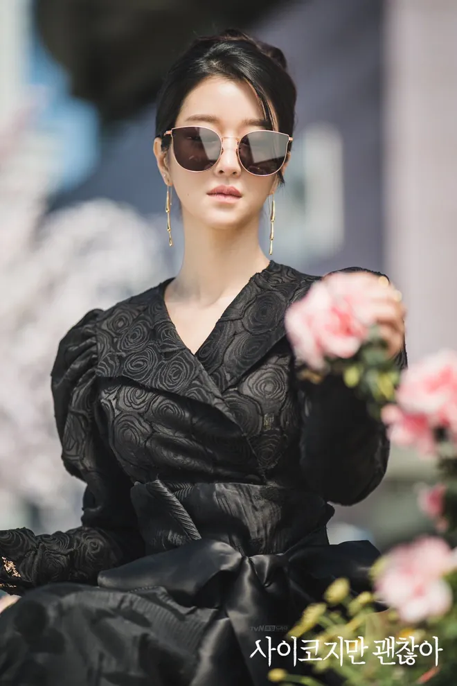 Mẫu đầm dáng vest tay phồng đầy khí chất "Girlboss" của Seo Ye Ji trong phim Điên Thì Có Sao. Ảnh: Phim Điên Thì Có Sao