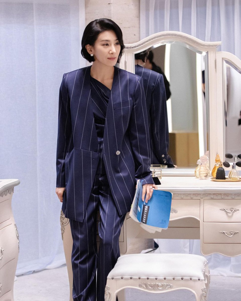 Kim Seo Hyung – Mine: Áo vest nữ style "Menswear" dáng cứng, khẳng định quyền lực tối thượng