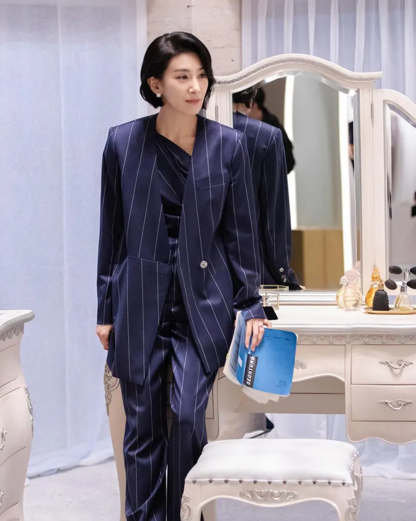 Kim Seo Hyung – Mine: Áo vest nữ style "Menswear" dáng cứng, khẳng định quyền lực tối thượng