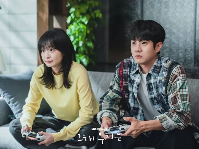 Choi Woong – OUR BELOVED SUMMER (Mùa hè yêu dấu của chúng ta) - Style thư sinh "soft boy" của Choi Woong với áo sơ mi kẻ caro phối áo thun và quần kaki.
Ảnh: Phim OUR BELOVED SUMMER (Mùa hè yêu dấu của chúng ta) - Phối đồ mùa hè nam: Chuẩn style nam chính 4 bộ phim Hàn phải xem khi hè về