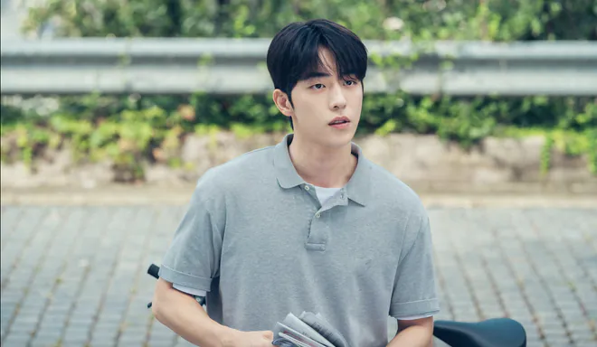 Baek Yi Jin (Nam Joo Hyuk). Ảnh: Phim TWENTY-FIVE TWENTY-ONE (Tuổi hai lăm, tuổi hai mốt) - Phối đồ mùa hè nam: Chuẩn style nam chính 4 bộ phim Hàn phải xem khi hè về