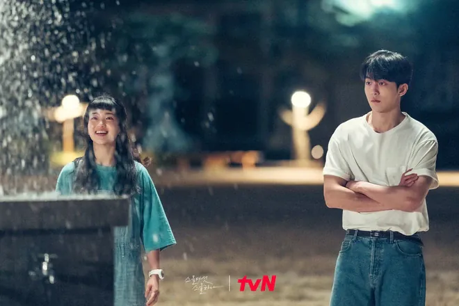 Baek Yi Jin (Nam Joo Hyuk). Ảnh: Phim TWENTY-FIVE TWENTY-ONE (Tuổi hai lăm, tuổi hai mốt) - Phối đồ mùa hè nam: Chuẩn style nam chính 4 bộ phim Hàn phải xem khi hè về