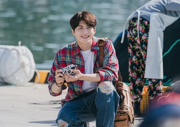 Hong Du Sik (Kim Seon Ho) – HOMETOWN CHA-CHA-CHA (Điệu cha-cha-cha làng biển) - Phối đồ mùa hè nam: Chuẩn style nam chính 4 bộ phim Hàn phải xem khi hè về