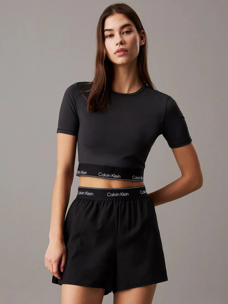 CK SPORT Áo Thun Thể Thao Nữ Fitted Fit - Bật mí công thức diện các kiểu áo croptop mới nhất để nàng lên đồ cực “cháy”