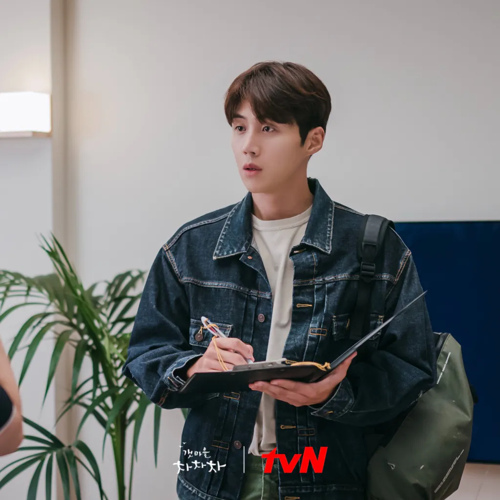 Hong Du Sik (Kim Seon Ho) – HOMETOWN CHA-CHA-CHA (Điệu cha-cha-cha làng biển) - Phối đồ mùa hè nam: Chuẩn style nam chính 4 bộ phim Hàn phải xem khi hè về
