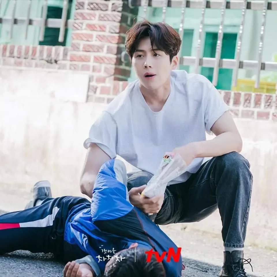 Ảnh: Phim HOMETOWN CHA-CHA-CHA (Điệu cha-cha-cha làng biển)